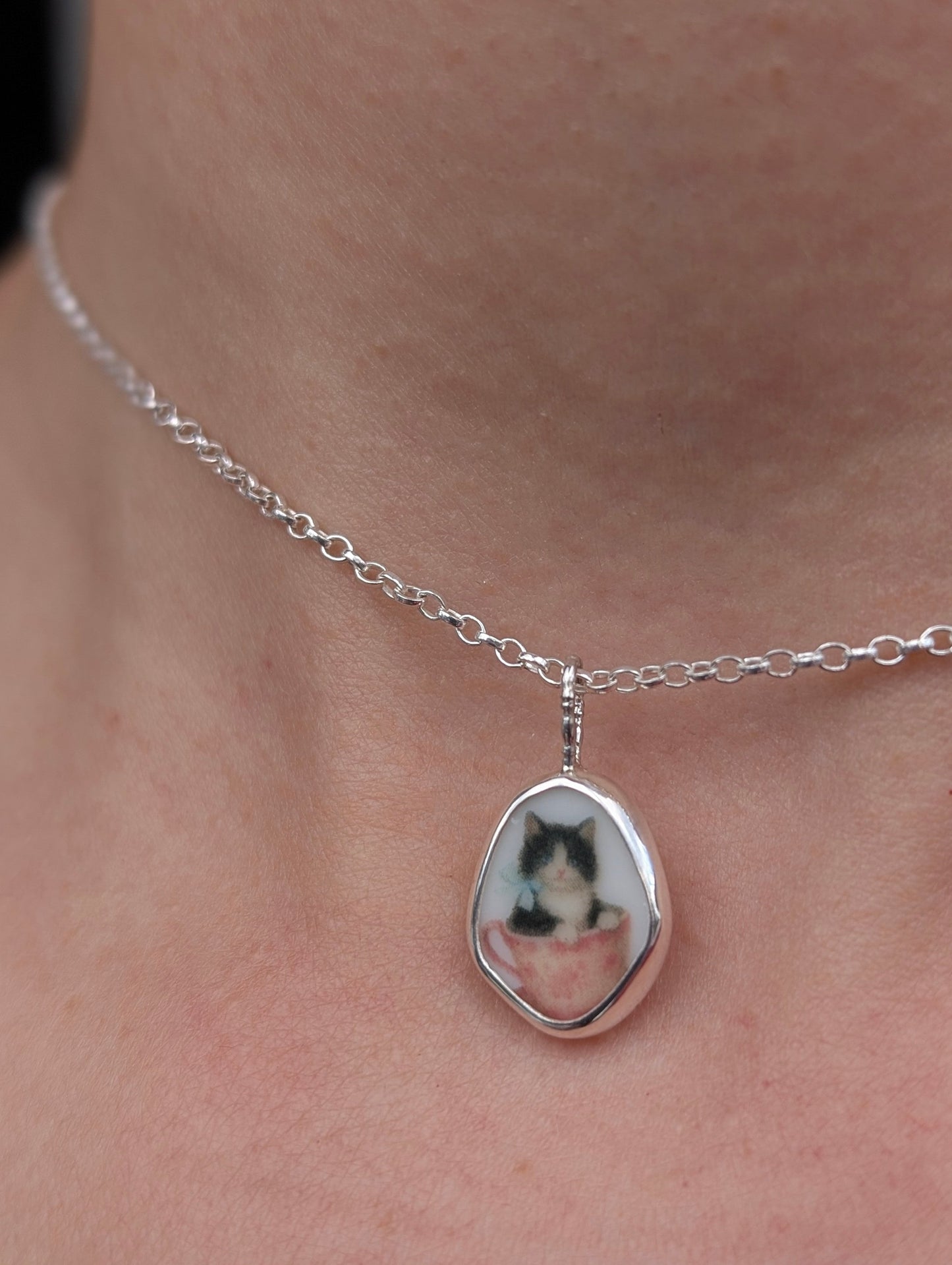 Collier chat noir et blanc teacup
